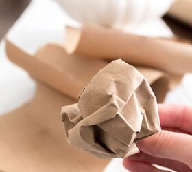 haz un sencillo centro de mesa de invierno con claras de papel, Arrugando el papel craft para hacer el relleno