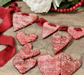 decoraciones de san valentn con corazones de arcilla, Adornos de San Valent n de corazones de arcilla ensartados en cinta roja y con alambre dorado para colgarlos