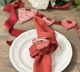 decoraciones de san valentn con corazones de arcilla, Decoraciones de San Valent n de coraz n de arcilla usadas sobre una servilleta roja