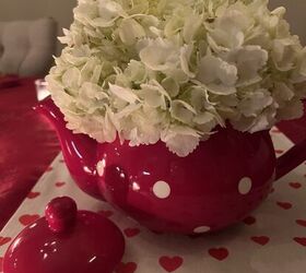 cmo poner la mesa rosa y roja de san valentn, Aqu est un primer plano de mi rojo y blanco polka dot tea pot jarr n sosteniendo hortensias blancas y sentado en un blanco Valentins corredor para parte de mi mesa de San Valent n