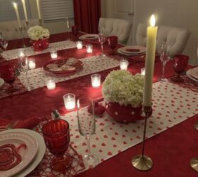 cmo poner la mesa rosa y roja de san valentn, Una foto MUY DIVERTIDA con todas las velas votivas transparentes y las velas altas blancas encendidas