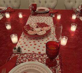 cmo poner la mesa rosa y roja de san valentn, Otra foto de las galletas y las velas votivas