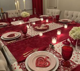 cmo poner la mesa rosa y roja de san valentn, Una vista larga de la mesa de San Valent n terminada