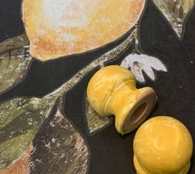 los limones frescos hacen un limpio atril para libros