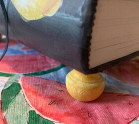 los limones frescos hacen un limpio atril para libros