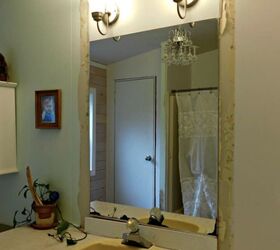 Cómo quitar un espejo de pared del cuarto de baño del grado del constructor