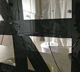 cmo quitar un espejo de pared del cuarto de bao del grado del constructor, Primer plano del espejo con cinta adhesiva y grietas en el cristal