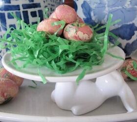 decoupage huevos de pascua, plato de tarta blanco con un conejo sujetando hierba y huevos de pascua de colores