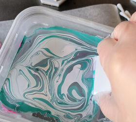 imanes de azulejos jaspeados con esmalte de uas, sumergir el azulejo en la mezcla de pintura de u as y agua
