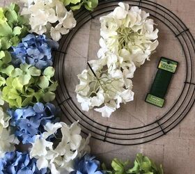 cmo hacer una corona de primavera con hortensias, Una forma de corona alambre floral y quince flores de hortensia de imitaci n en blanco azul y verde Elementos que necesitas reunir para el primer paso de c mo hacer una corona de hortensias de primavera