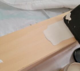 reutiliza una percha de madera para crear un asa de caja nica, Pintar caja de madera