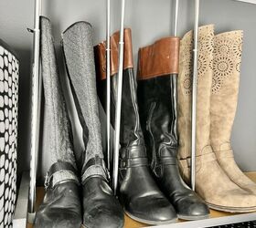 almacenaje de zapatos con barra de tensin para tu armario, Barras tensoras instaladas verticalmente para mantener las botas altas organizadas en un armario