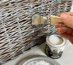 cestas de mimbre pintadas, Una cesta de mimbre pintada en seco con pintura blanca
