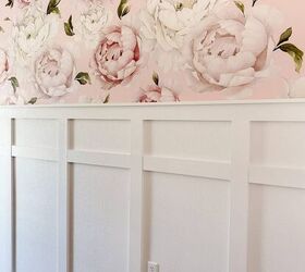 crea una pared de acento floral con tablas y listones