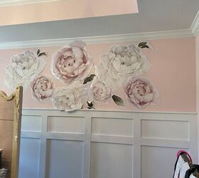 crea una pared de acento floral con tablas y listones