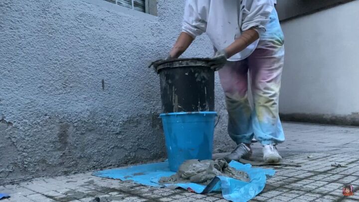 how to make a concrete side table with a cool optical illusion, Placing the tabletop on the buckets