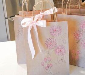 diy bolsas de papel pintadas para regalos de boda, bolsas de papel pintadas sobre mostrador