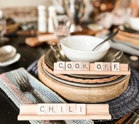 cmo preparar una mesa para un concurso de chili con fichas de scrabble y objetos de, Tema del Club de la Cena con Chili Cook off con fichas de scrabble para una mesa r stica