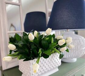 sencillo arreglo floral de primavera en 3 pasos, Aprende a hacer un arreglo floral sencillo y f cil utilizando flores de imitaci n Este tutorial utiliza tulipanes plantas y una maceta blanca
