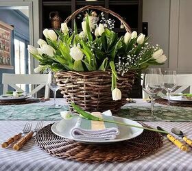 cmo hacer un arreglo floral en una cesta, Mesa de primavera con tulipanes blancos en una cesta