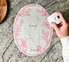 los mejores materiales de cricut para principiantes, Aplicar cinta de transferencia al vinilo