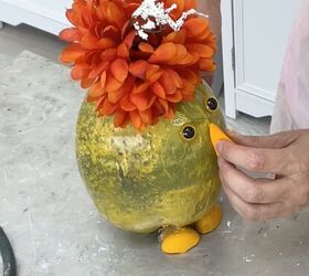 ideas para pintar en pascua craft or crap challenge, pegar el pico de fieltro naranja en la manualidad del pollito de coco