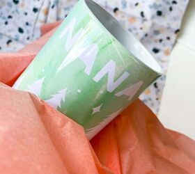 ideas de regalos personalizados para el da de la madre, Envolver una taza con papel de seda