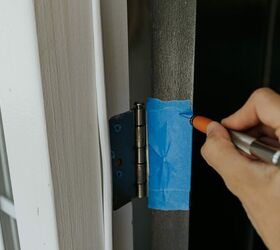 cmo pintar una puerta de entrada sin quitarla, Usando un cuchillo X acto en cinta de pintor alrededor de las bisagras de la puerta