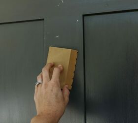 cmo pintar una puerta de entrada sin quitarla, Lijar una puerta delantera para prepararla para pintar