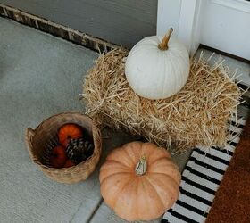 cmo pintar una puerta de entrada sin quitarla, un pajar calabazas y una cesta flanqueando una puerta Una entrada decorada para el oto o