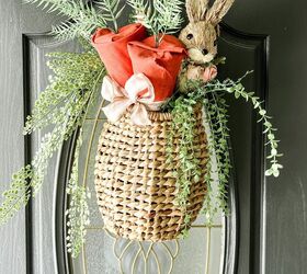 una adorable cesta de pascua para la puerta con zanahorias de imitacin diy, Una adorable cesta de Pascua para la puerta