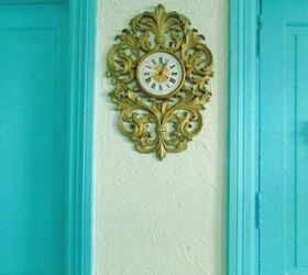 reloj de pared vintage, Reloj de pared vintage de resina dorada en la pared de la cocina antes del cambio de imagen