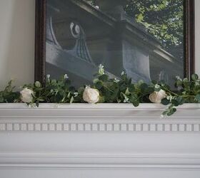 cmo decorar la chimenea, Repisa blanca decorada con guirnalda de rosas rubor