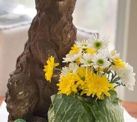 cmo hacer un jarrn de repollo para un sencillo centro de mesa primaveral, Centro de mesa en jarr n con flores blancas y amarillas y estatua de conejo