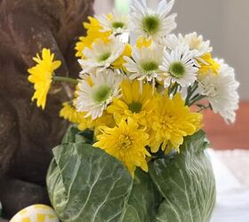 cmo hacer un jarrn de repollo para un sencillo centro de mesa primaveral, Arreglo DIY en jarr n de col con flores amarillas y blancas