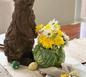 cmo hacer un jarrn de repollo para un sencillo centro de mesa primaveral, Arreglo floral en jarr n de col y conejo en mesa de Pascua