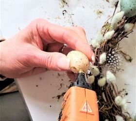 corona artificial de primavera natural, A adir pegamento caliente a los huevos