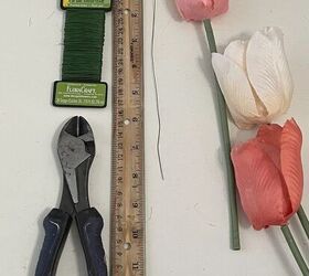 hagamos una sencilla corona de tulipanes para la primavera, Tulipanes alambre floral cortaalambres y una regla