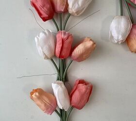 hagamos una sencilla corona de tulipanes para la primavera, Tres grupos de tulipanes unidos por alambre