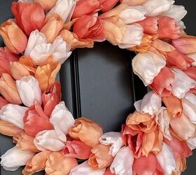 hagamos una sencilla corona de tulipanes para la primavera, Una corona de flores en una puerta negra