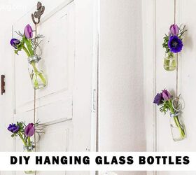 diy decoracin con botellas de vidrio colgantes un tutorial fcil, Dos im genes de mini botellas de vidrio con flores colgadas con cordel de un gancho