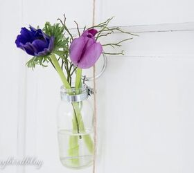 diy decoracin con botellas de vidrio colgantes un tutorial fcil, botellas de vidrio colgantes proyecto artesanal decoracion de flores