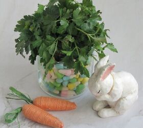 arreglo floral de pascua fcil, Weekend Meanderings Adornos de Pascua peque o conejo con dos zanahorias de paja y un jarr n lleno de verdes