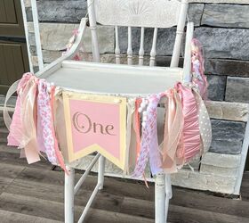 adorable diy trona de madera antigua makeover, No puedo esperar a ense aros la preciosa pancarta de cumplea os que hice para la fiesta del primer cumplea os de Evie Pronto publicar este post as que estad atentos