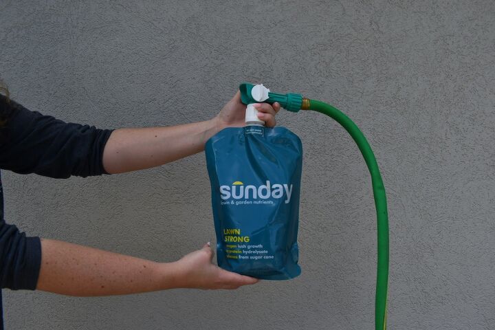 grow the best lawn in the neighborhood with sunday, Attaching the lawn treatment to the hose