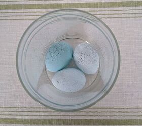 arreglo floral diy con huevos, Coloca los huevos en capas en el jarr n hasta que est medio lleno