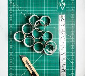 servilleteros de cartn, anillos de tubo de cartulina sobre tabla de cortar autorreparable con regla de metal y cuchillo exacto