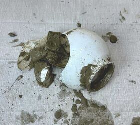 esfera de jardn de hormign fcil de hacer, Un globo terr queo de clase roto en pedazos con cemento derram ndose sobre la mesa