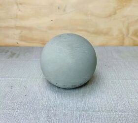 esfera de jardn de hormign fcil de hacer, La esfera de hormig n gris antes de aplicar el tinte azul para madera
