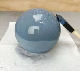 esfera de jardn de hormign fcil de hacer, Tinte para madera h medo aplicado a la esfera de hormig n gris de bricolaje